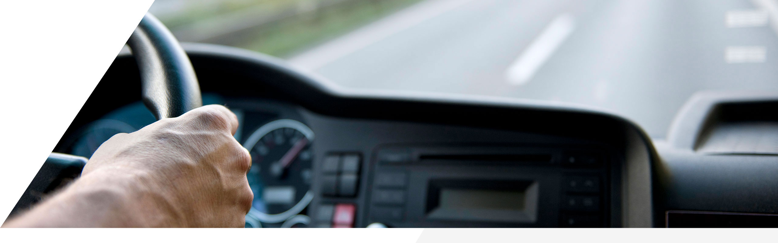 Un conducteur de camion dans une cabine conduisant sur l’autoroute.