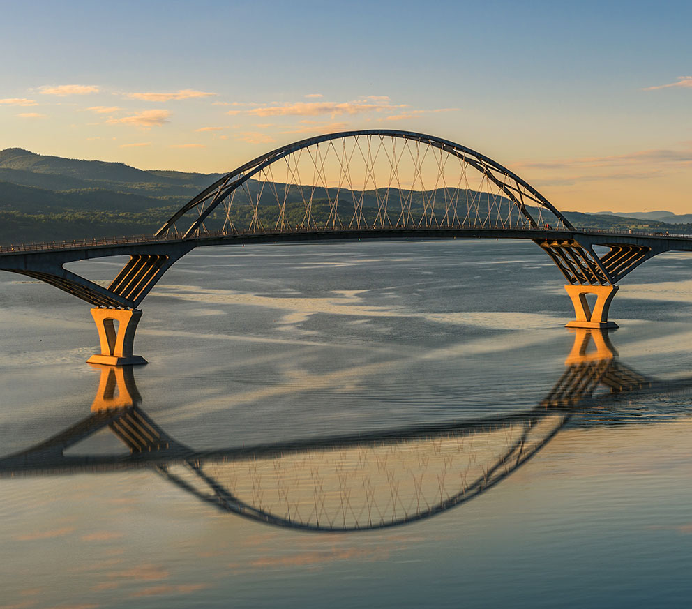 Un pont transfrontalier reliant le Québec, le Canada et la Vallée du lac Champlain, aux États-Unis.