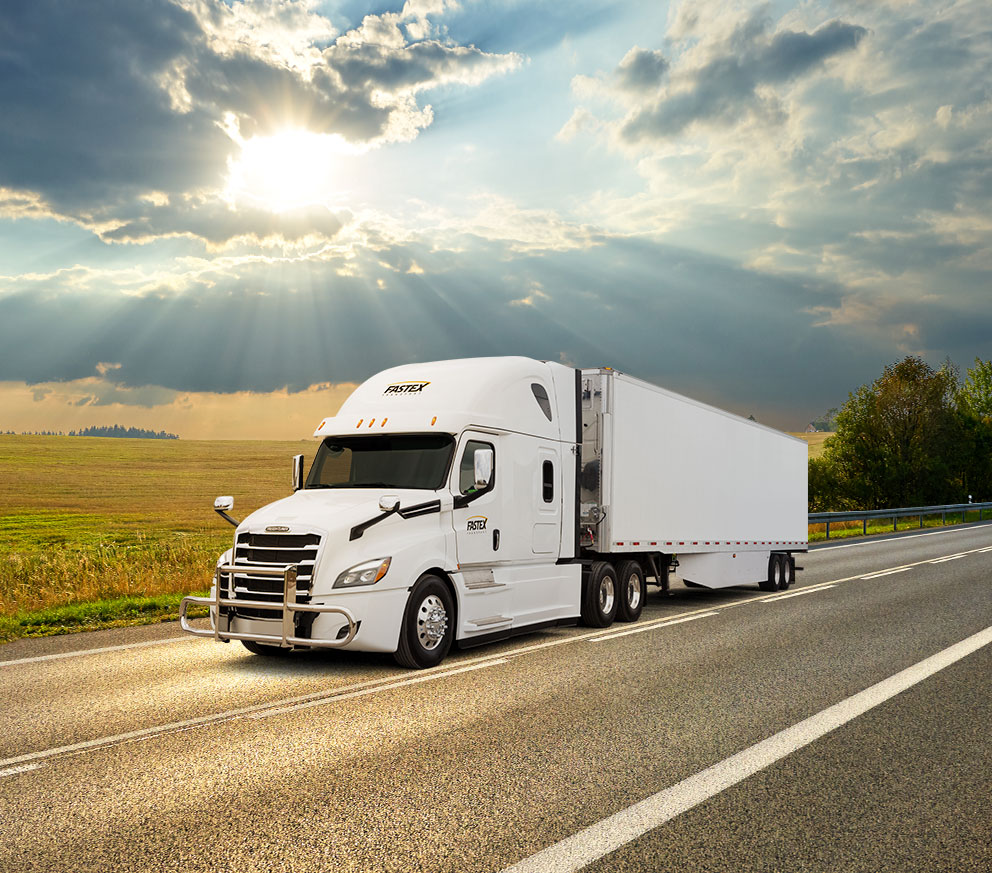 Un camion de transport Fastex circulant sur la route entre le Québec, au Canada, et la Vallée du lac Champlain, aux États-Unis.