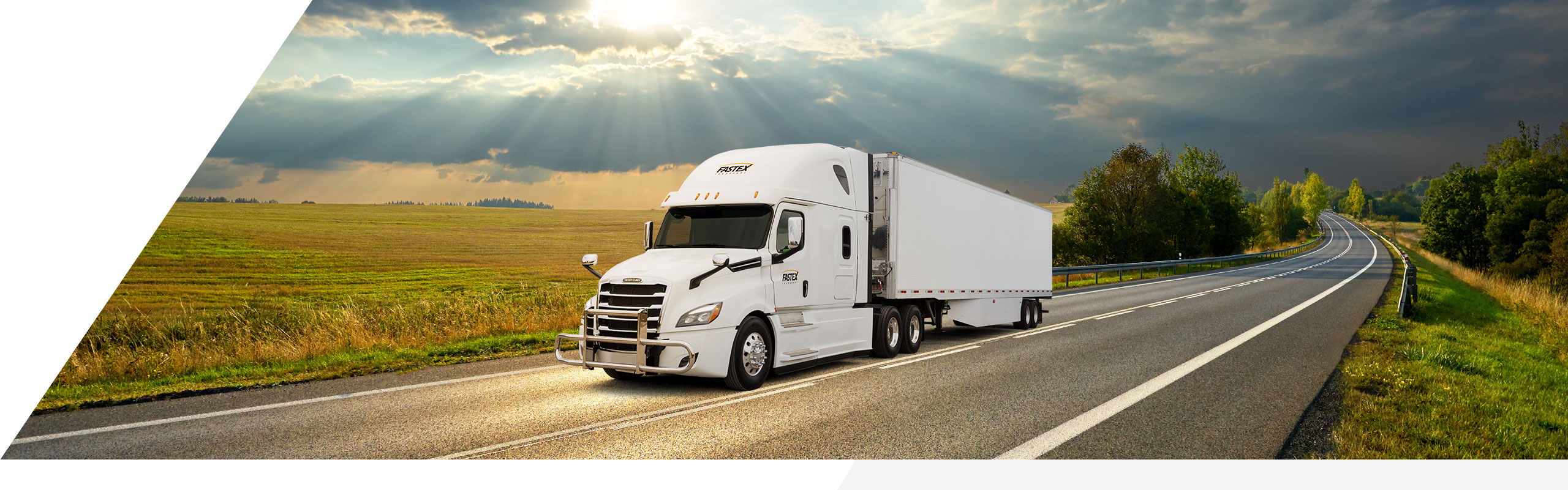 Un camion de transport Fastex circulant sur la route entre le Québec, au Canada, et la Vallée du lac Champlain, aux États-Unis.